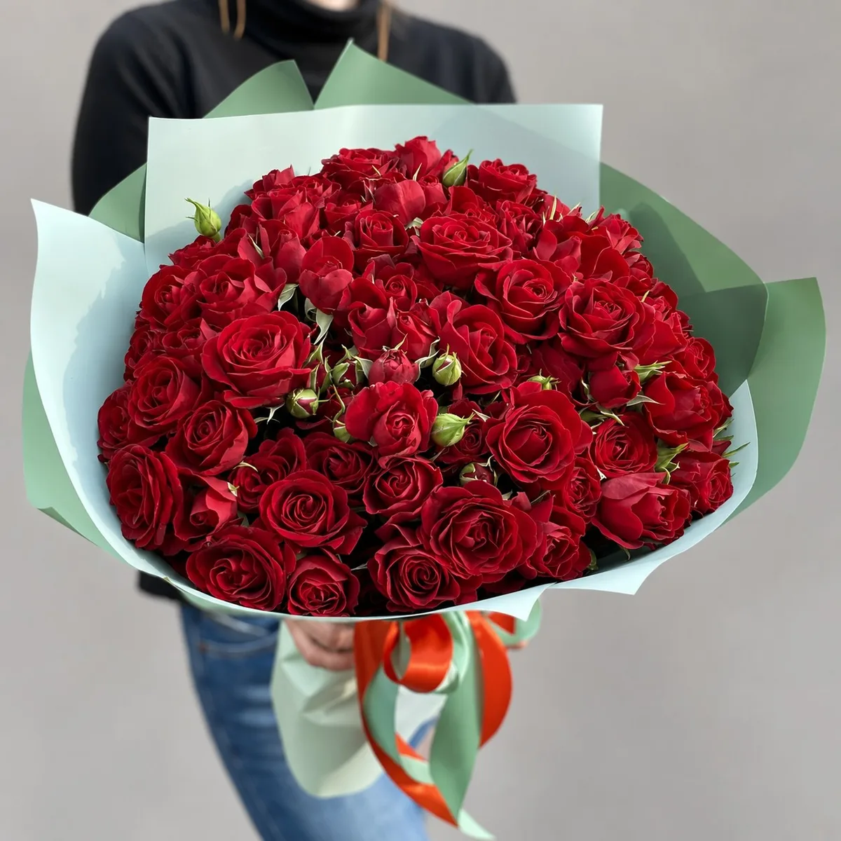 Букет из 25 красных кустовых роз