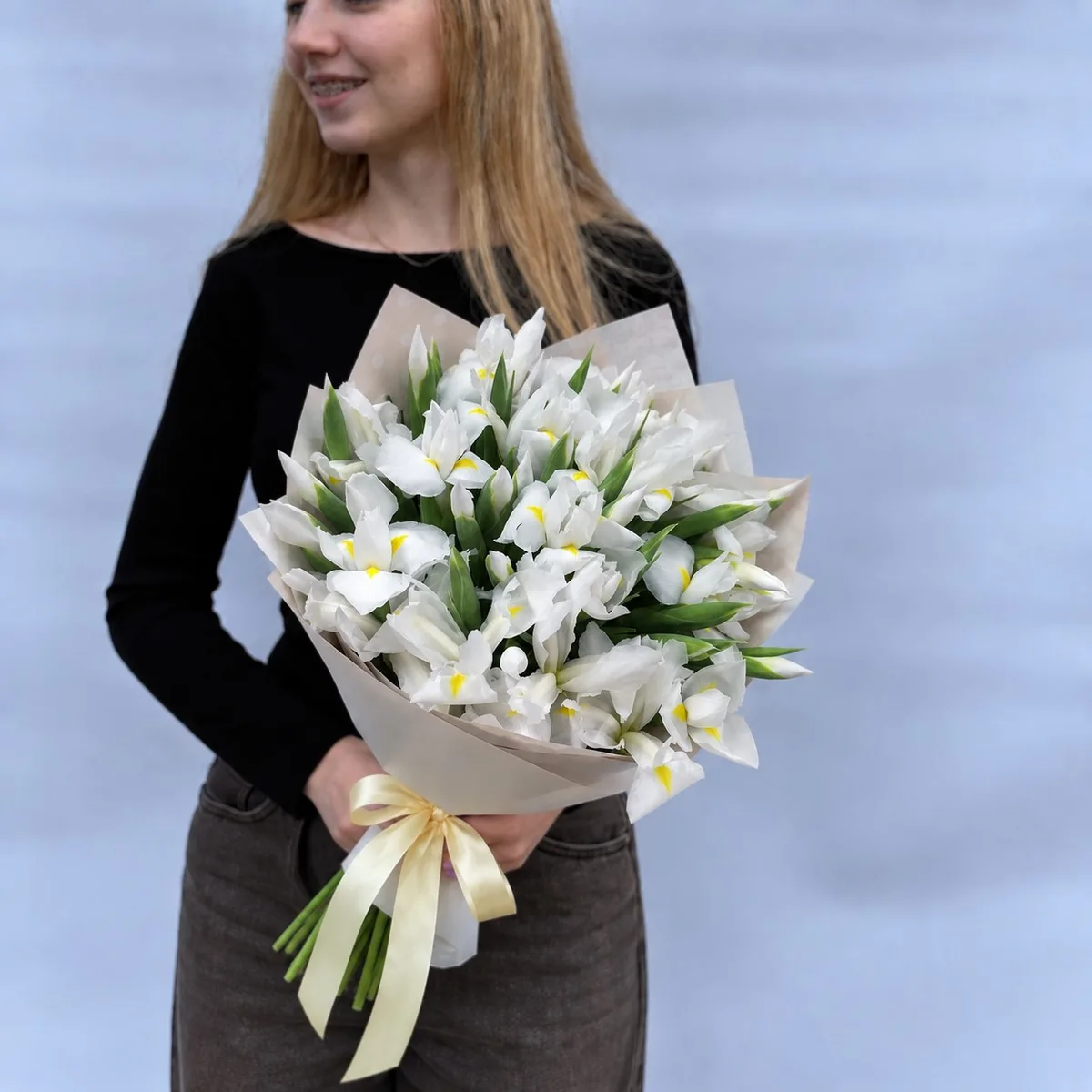 19 белых ирисов