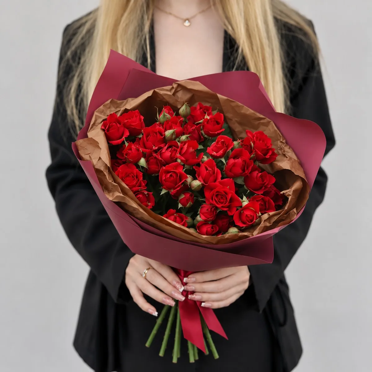 Букет из 9 красных кустовых роз