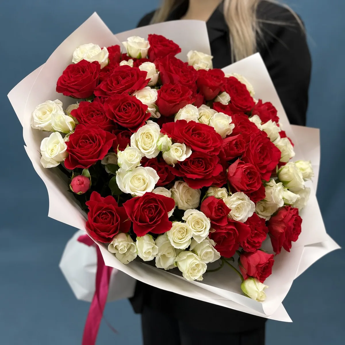 Букет из 25 красных и белых роз