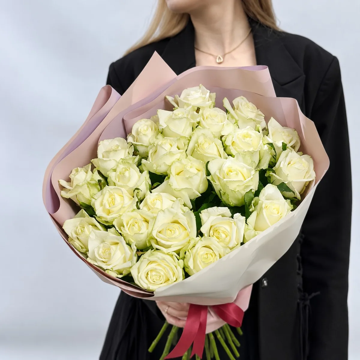 Букет из 29 белых роз