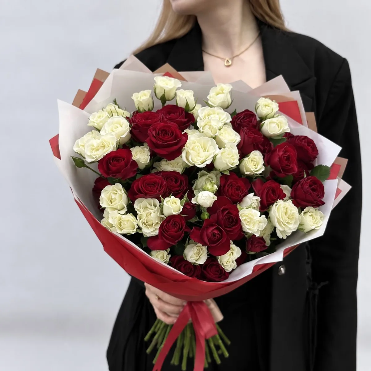Букет из 11 красных и белых кустовых роз