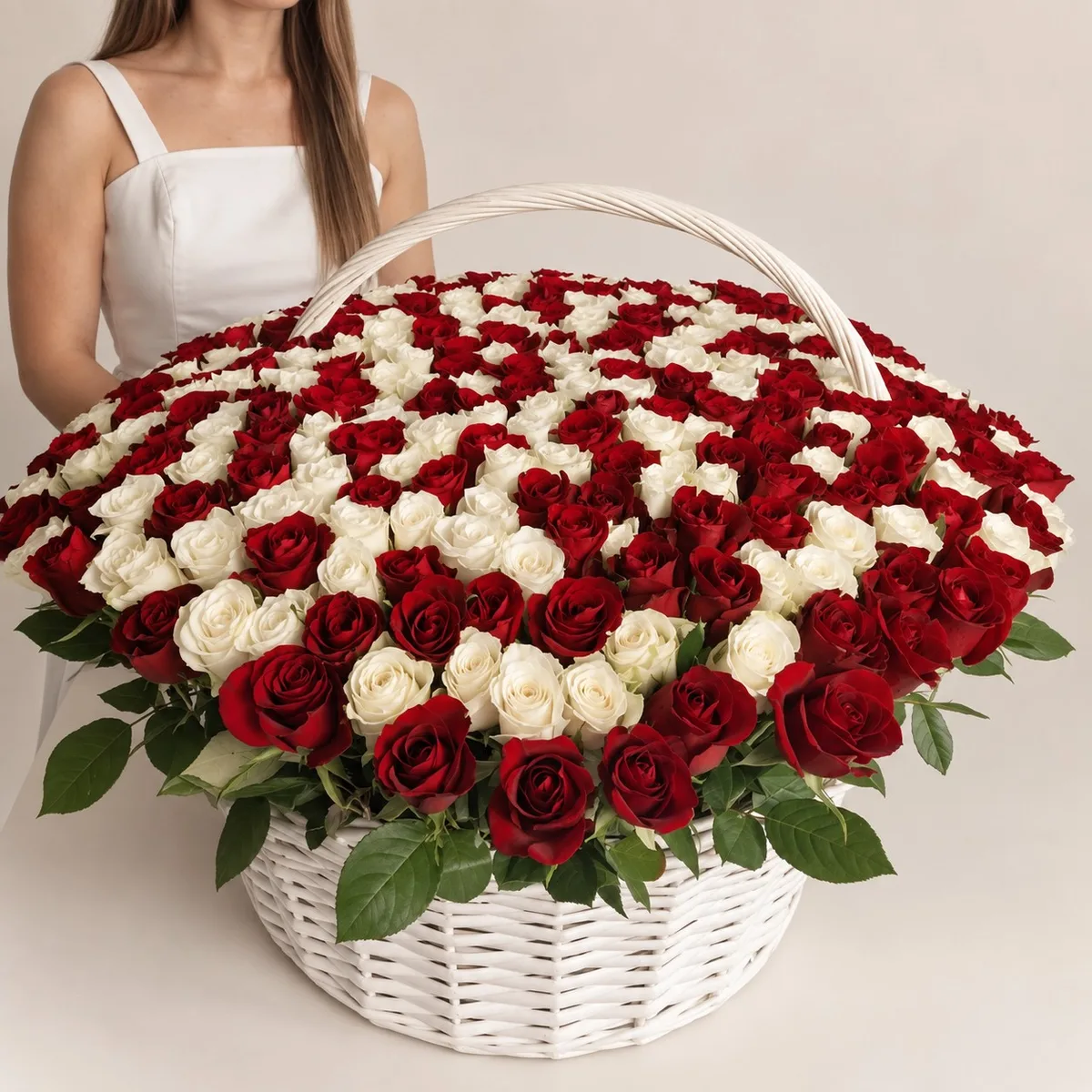Корзина из 301 белой и красной розы